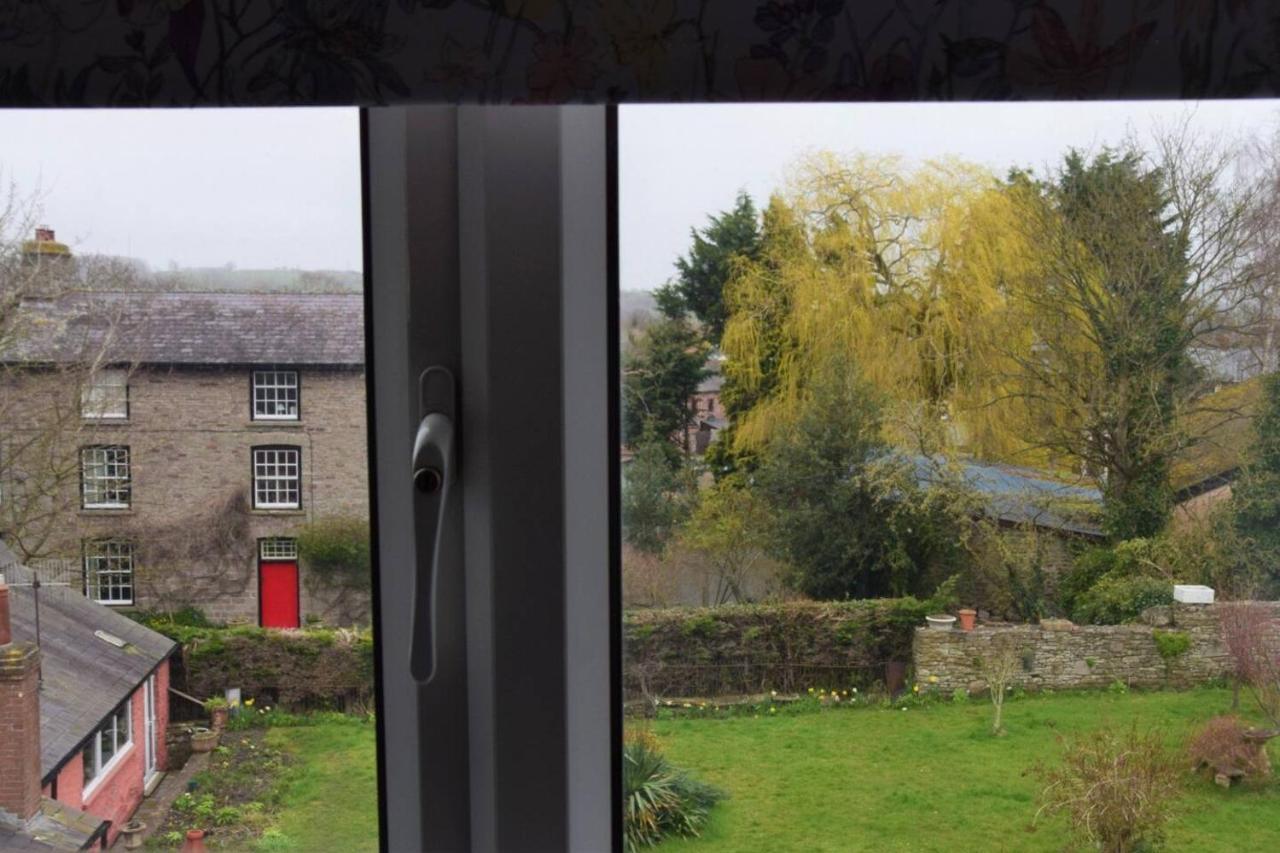 Charming 3-Bed Apartment In Talgarth Powys Brecon Exterior photo